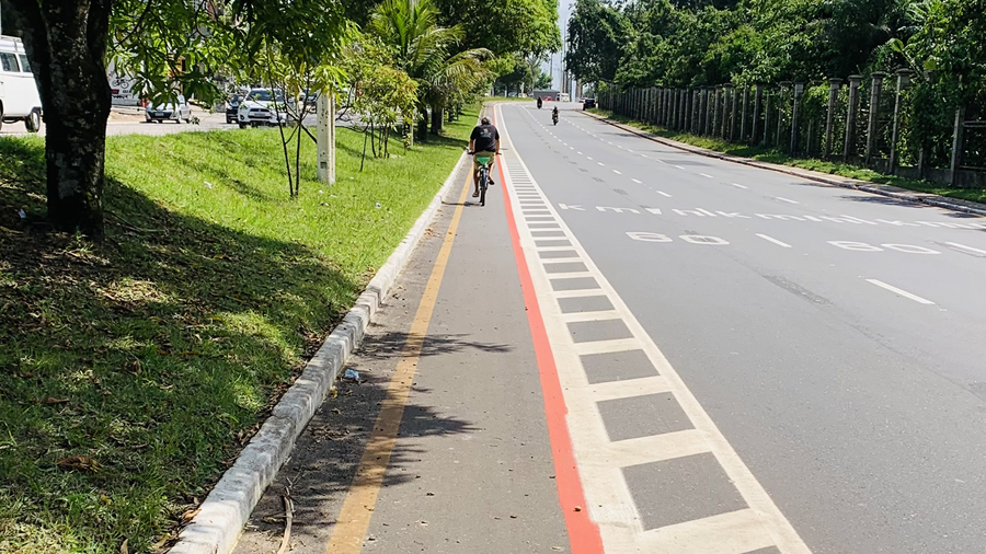 Nova ciclofaixa da Av. João Paulo II e os perigos aos ciclistas