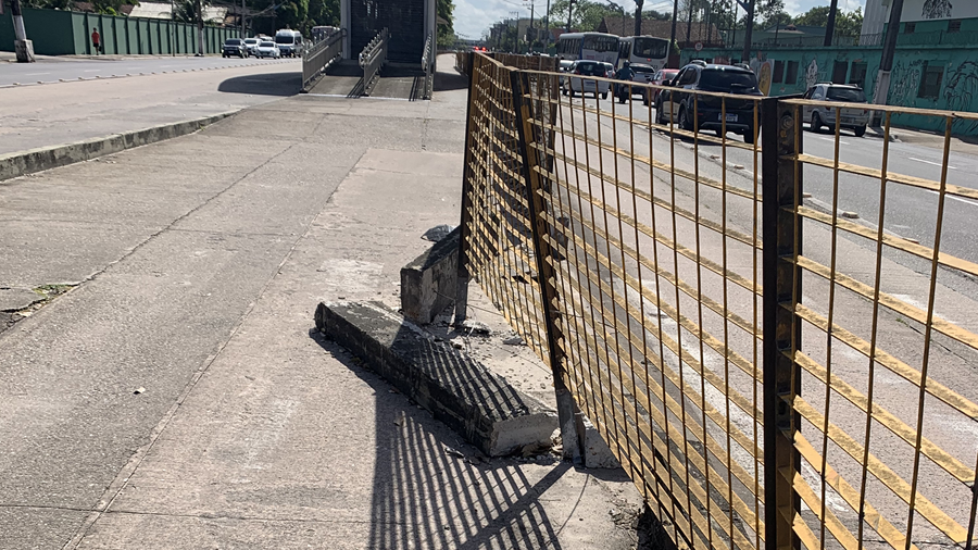 Acidente na Ciclovia do BRT: Destroços Obstruem a Passagem dos Ciclistas
