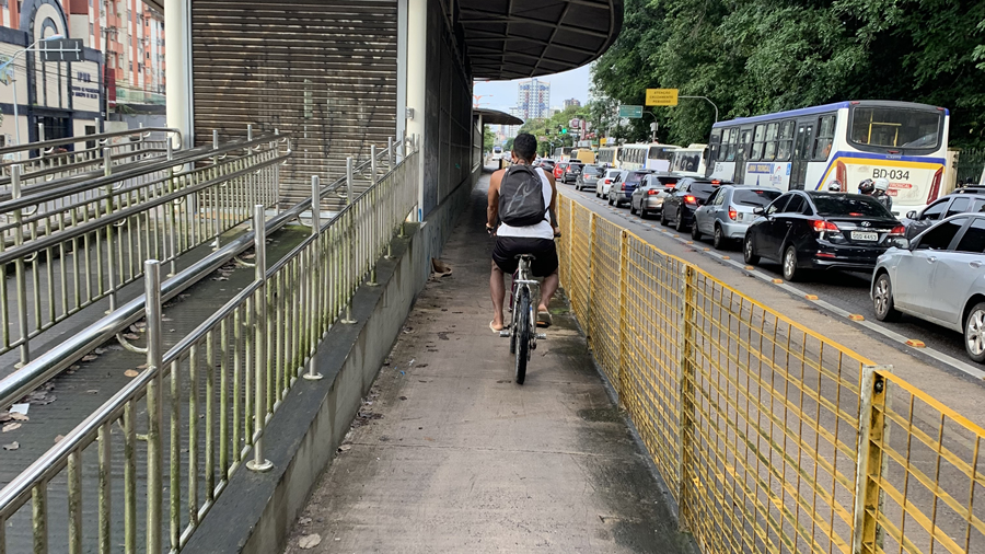 Estreitamento na ciclovia ao passar nas paradas do BRT Belém