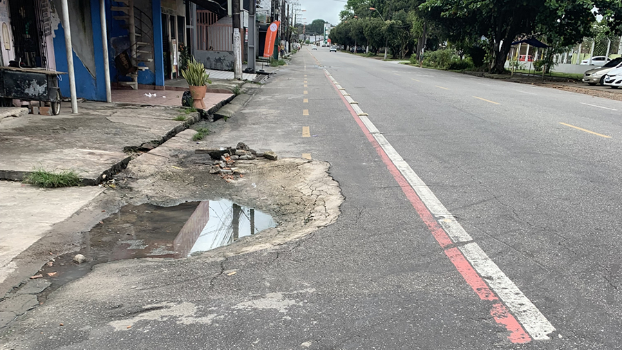 Ciclofaixa da Av. Tavares Bastos com buraco ocupando quase toda a via